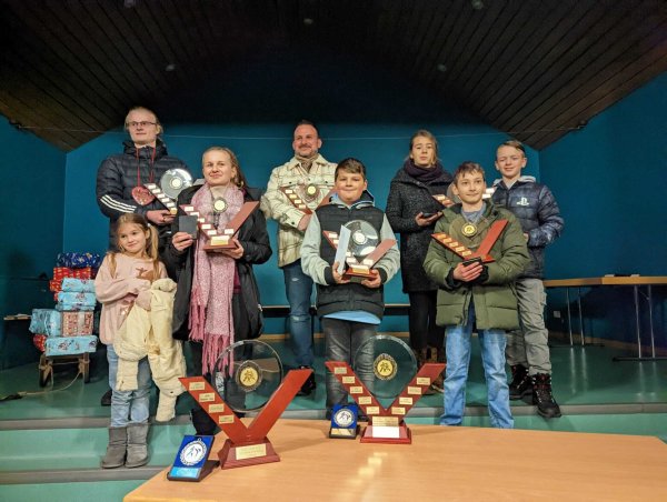 Für diese Sportlerinnen und Sportler des BSV gab es Pokale und Glückwünsche für besondere Leistungen. Foto: BSV OWL - © BSV OWL