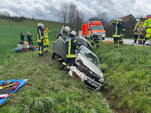 Der Opel Astra kam im Graben zum Stehen. Die Feuerwehr musste den Fahrer befreien. - © Feuerwehr Dörentrup
