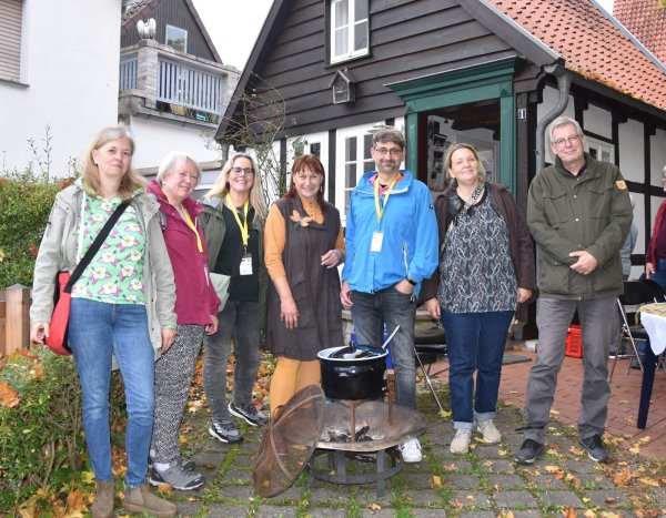 Sabine Budde, Christiane Dorß-Dierker, Bianca Sievert, Margarete Wißmann, Klaus Schuler, Grita Behrens, Dirk Hanke (von links) führten zum Jubiläum durch die Stadt. - © Lippischer Heimatbund