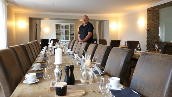 Andreas Giese steht im Alten Krug in Diestelbruch vor eingedeckten Tischen. - © Alexandra Schaller