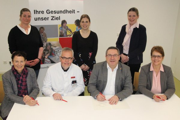 Unterzeichnung der Kooperationsvereinbarung: (vorne von links) Dr. Christine Fuchs und Prof. Dr. Frank Hartmann vom Klinikum Lippe, Landrat Dr. Axel Lehmann und Verwaltungsvorständin Sabine Beine. Für den Fachbereich Gesundheit und die Krebsberatungsstelle beim Kreis Lippe zuständig sind: (hinten von rechts) Dr. Kerstin Ahaus, Tirza Peuker und Marianne Petersmeier. - © Kreis Lippe