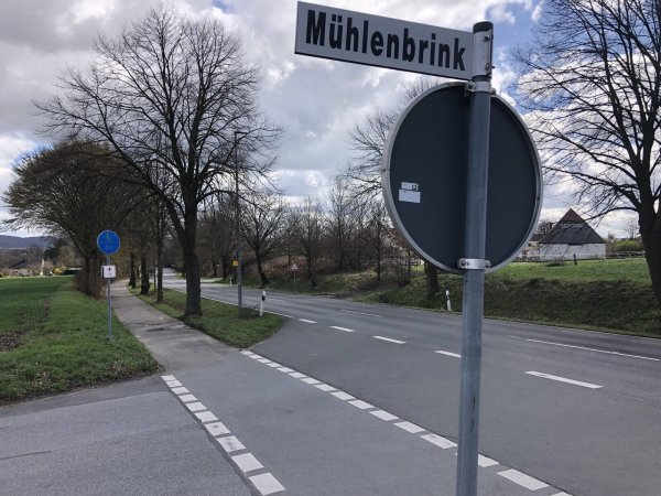 An dieser Stelle der Lockhauser Straße soll der neue Kreisel entstehen. Er wird den Mühlenbrink mit dem „neuen“ Fritz-Niewald-Weg verbinden. Im Hintergrund (hinter dem gelben Straßenschild“ befindet sich die bisherige Einfahrt in das „Südfeld“. - © Sven Kienscherf