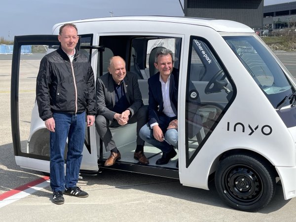 Marcus Zwick (v.l.), Christoph Rüther und Thomas Tröster in Paderborn. Auf dem Flughafengelände hat die Initiative Neue Mobilität Paderborn ein Nemo.bil-Cab getestet. - © Neue Mobilität Paderborn