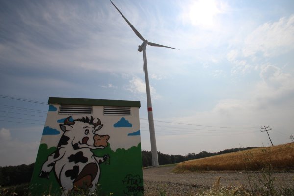 Das Trafo-Häuschen an einem der Windräder zwischen Bavenhausen, Henstorf und Brosen. Archivfoto. - © Jens Rademacher
