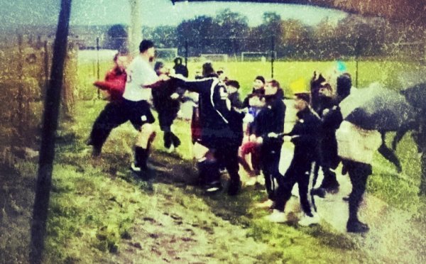 Zu Tumulten kam es beim C-Liga-Spiel zwischen FC Augustdorf II und FC Cavo Lage, wie dieser Screenshot aus einem Handyvideo zeigt. - © Screenshot Jörg Hagemann