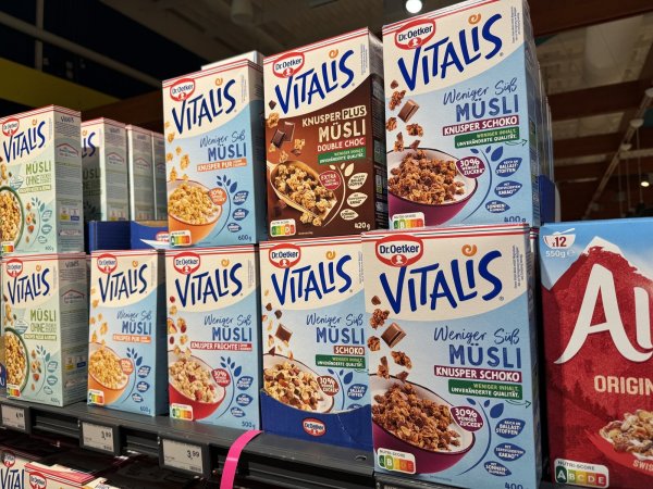 Oetker-Müslis im Supermarkt-Regal: Das weniger süße Vitalis-Müsli Schoko (unten) zum Beispiel sei um 33 Prozent teurer geworden, haben Verbraucherschützer ausgerechnet. Andere Produkte wie das Schoko-Müsli feinherb haben sich demnach um 50 Prozent verteuert. - © mika