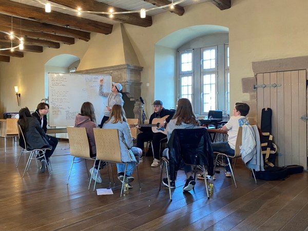 Der Auftakt des Songwriting-Workshop im Rittersaal der Burg Sternberg im Jahr 2022. - © Kulturstellwerk Nordlippe