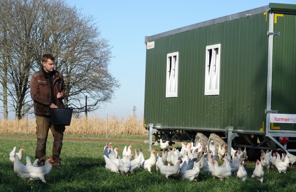 Felix Sentker hat für das LZ-Foto mal eine Extraportion Futter in die Runde geworfen. Was beim Federvieh sofort Aufmerksamkeit generiert. - © Axel Bürger(LZ)