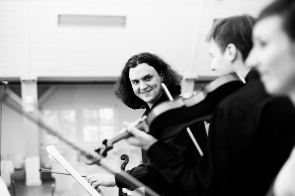 Mikhail Gurewitsch und das Dogma Orchestra feiern den Geburtstag des Ensembles mit drei Konzerten in Detmold und weiteren außerhalb Lippes. - © Arne Mayntz/Hannah Schuh