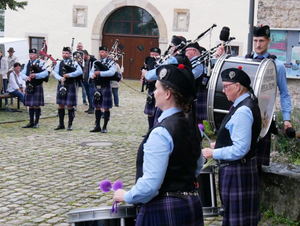 "Drums&Pipes" begeistern mit Dudelsackpfeifen und Trommeln im Burghof. - © Thomas Krügler