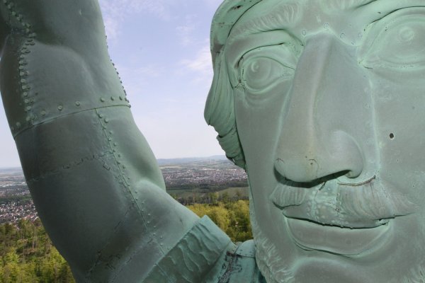 Bekommt ein neues Umfeld und steigt zur Begrüßung der Gäste sogar virtuell von seinem Sockel: Hermann der Cherusker. - © Martin Hostert