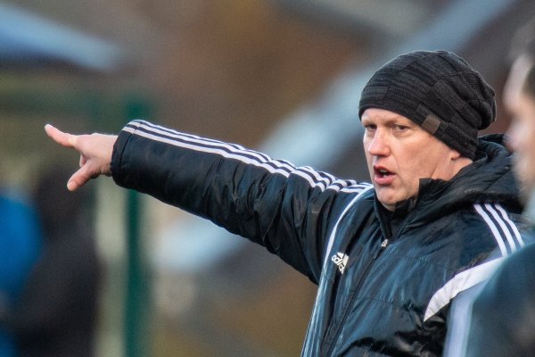 Da geht es lang: Carsten Skarupke, Trainer des TuS Asemissen, gibt die Richtung vor. - © Egon Penner