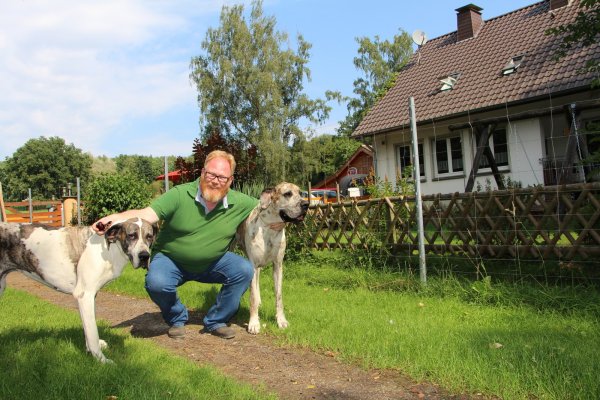 Ein Idyll für Tier und Mensch – in Horn-Bad Meinberg lebt Lars Cohrs mit seiner Familie und einigen Vierbeinern. Hier hat er „Frieda" (rechts) und „Jule" im Arm. In Oerlinghausen hat er eine Wohnung. Wird er Bürgermeister, ziehen alle um. - © Astrid Sewing