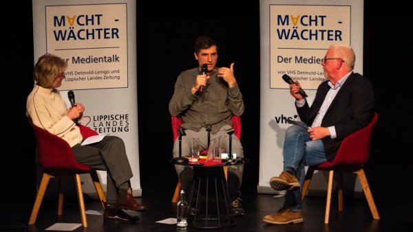 Jonathan Sachse (Mitte) vom Recherche-Netzwerk Correctiv diskutiert beim Medientalk Machtwächter-Reihe mit Claudia Biehahn von der VHS Detmold-Lemgo und LZ-Chefredakteur Dirk Baldus. - © Raphael Bartling