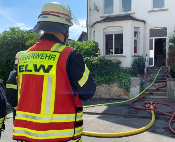 Die Freiwillige Feuerwehr Bad Salzuflen hat den Brand in einer Erdgeschosswohnung in der Hermannstraße schnell unter Kontrolle. Verletzt wurde zum Glück niemand. - © Daniel Hobein/Feuerwehr Bad Salzuflen
