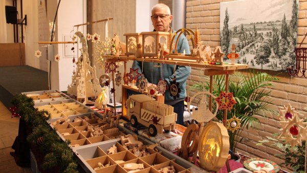 Robert Tork hat auf dem Christkindlesmarkt weihnachtliche Holzartikel verkauft. - © Chiara Wibbeke