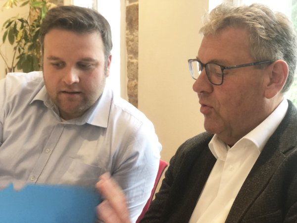 CDU-Kreisvorsitzender Lars Brakhage (links) und Meinolf Haase, der im September offiziell zum Landratskandidaten der CDU gekürt werden soll. - © Martin Hostert