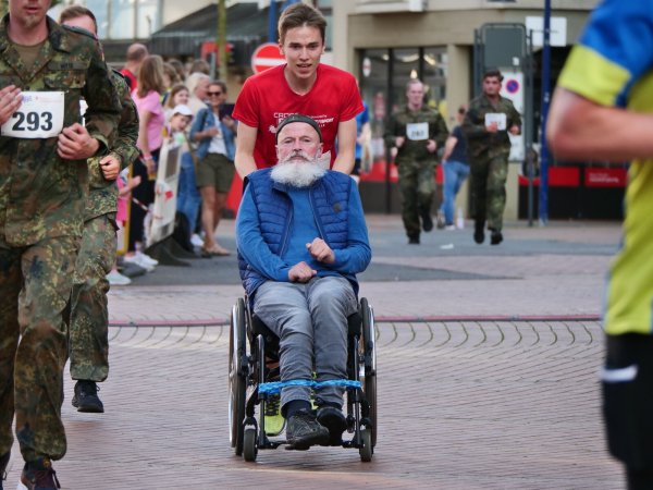 Ein Fall für zwei: Sebastian Piasecki schiebt Kai Lohmeyer über die Laufpiste. - © Jörg Hagemann