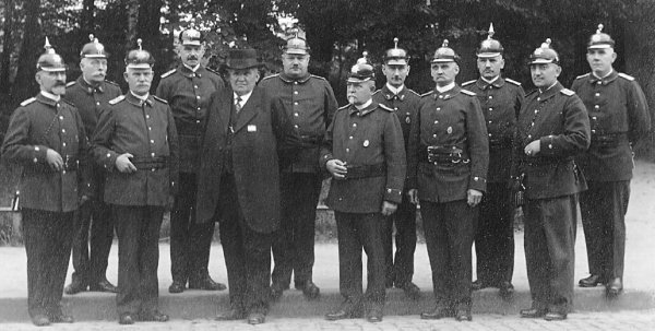 Der Ortsverein Lage im Lippischen Heimatbund sucht nach Namen der hier abgebildeten Feuerwehr-Leitung. Die Aufnahme stammt aus dem Jahr 1933. - © Sammlung Konrad Soppa