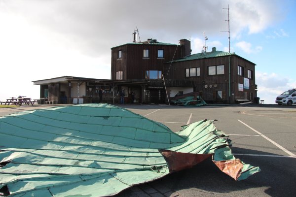 Der Sturm räumte gestern große Teile der Kupferabdeckung vom Köterberghaus. - © Silke Buhrmester