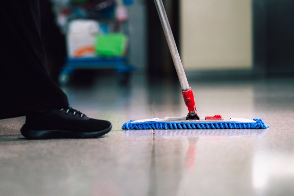 Für die „saubersten Jobs“ im Kreis Lippe gibt es mehr Geld: Eine Gebäudereinigerin verdient ab Januar laut IG Bau Ostwestfalen-Lippe.mindestens 14,25 Euro pro Stunde. - © IG Bau/Tobias Seifert