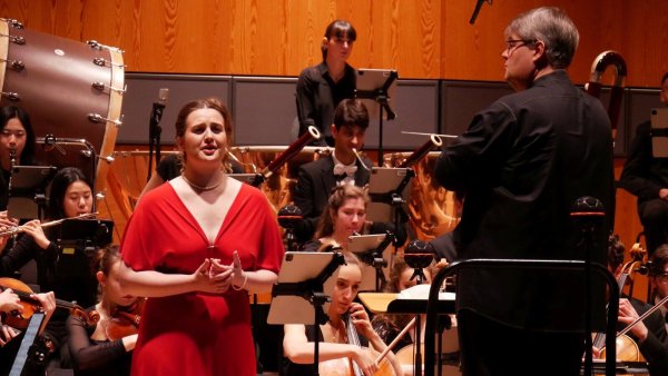 Sopranistin Franziska Roggenbuck schenkt Liedern von Alban Berg mit dem Hochschulorchester unter Leitung von Florian Ludwig viel Glanz. - © Thomas Krügler