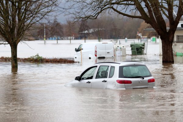 Zum Jahreswechsel waren gleich mehrere Orte in OWL gleichzeitig vom Hochwasser betroffen. Hier: die übergelaufene Weser in Minden. - © Alex Lehn/MT