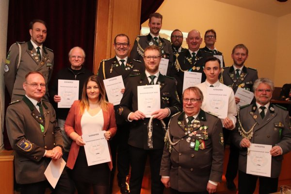 Als neuer Leiter der Schießabteilung konnte Bastian Dawitz (hintere Reihe, links) die Vereinsmeister auszeichnen. Die Beteiligung an dem Wettbewerb war deutlich stärker als bisher. Foto: Knut Dinter - © Knut Dinter