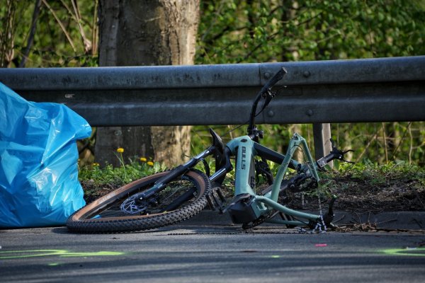 Das vollkommen zerstörte Rad zeigt: die junge Detmolderin hatte keine Chance. - © Freitag TV
