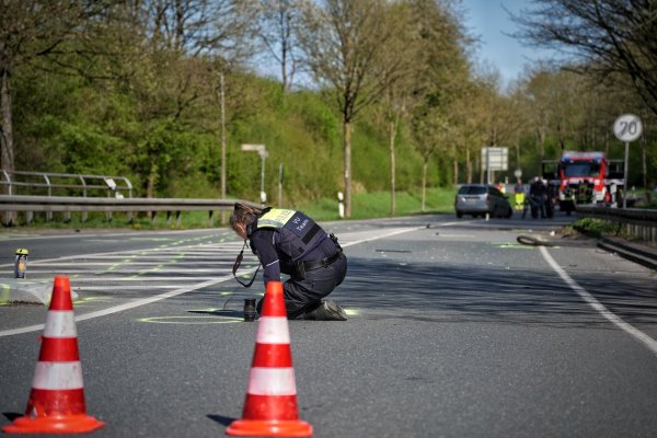 Sorgfältig prüft eine Beamtin des VU-Teams die Unfallspuren. - © Freitag TV