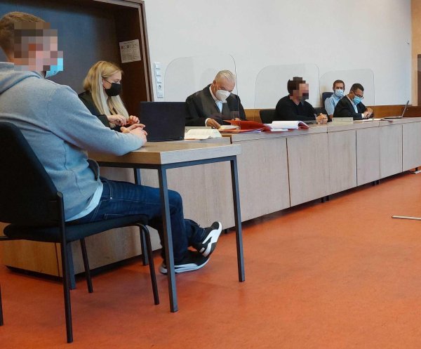 Der 33-jährige Angeklagte (vorne) hat Verteidigerin Judith Stöppel aus Detmold an seiner Seite. Sein 36-jähriger Komplize wird von Rechtsanwalt Ralf Jordan aus Stadthagen (3. v.r.) und Remzi Yalcin aus Detmold (2. v.r.) vertreten. - © Janet König