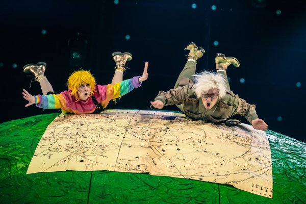 Schweben über der Erde: Magdalena Weiß und Hartmut Jonas in einer Szene aus "Der kleine Prinz". - © Landestheater Detmold / Marc Lontzek