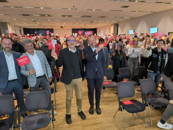 Lemgos Bürgermeister Markus Baier (Mitte, links) und TH-OWL-Präsident Professor Jürgen Krahl begrüßen die Erstsemester. - © THOWL