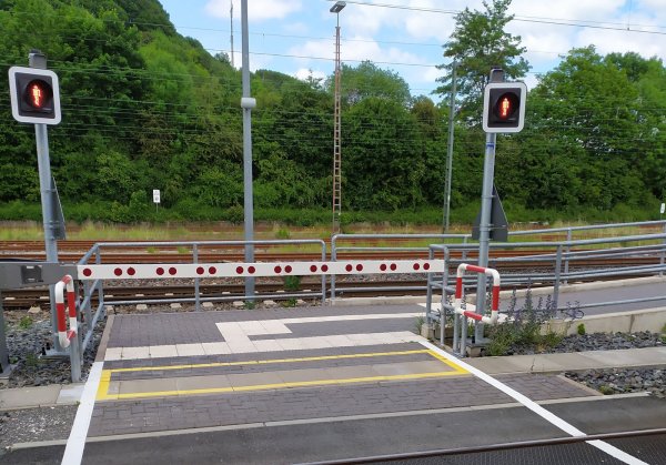 Ein Gleisübergang für Bahnreisende in Altenbeken. - © Pro Bahn