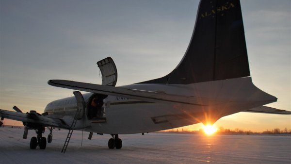 Kaum ist die DC-6 gelandet, geht die Klappe zum Entladen auf. Die Motoren sollen gar nicht erst kalt werden. - © Meiko Haselhorst