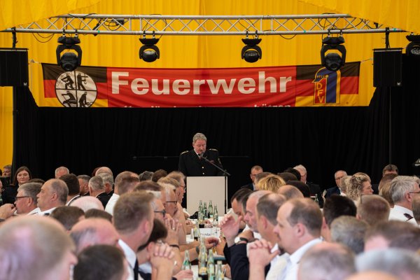 Kreisbrandmeister Wolfgang Kornegger eröffnet die Veranstaltung. - © FreitagTV
