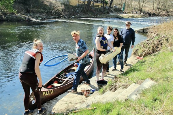 Auf Werre und Bega haben Mitglieder der Kanuabteilung der TG Schötmar (von links) Franziska Lucas, Daniel Wahren, Rebecca Lucas, Jonathan Beckmann, Ann-Kathrin Koslowski und Gerhard Brüning klar Schiff gemacht und die beiden Flüsse vom größten Unrat befreit. - © Heidi Stork