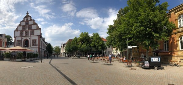 „Am Markt" sind einige Gastronomen mit Biergärten vertreten. Doch trotz des guten Wetters ist der Zulauf insgesamt bislang eher verhalten.  - © Alexandra Schaller