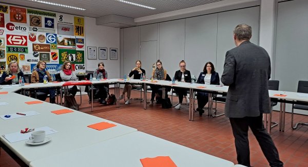 Anlässlich des 20-jährigen Bestehens des Netzwerkes Abitur – und wie weiter treffen sich die Mitglieder bei Hanning und Kahl. Foto: Netzwerk - © privat