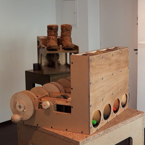 Anfassen erlaubt – die Werke von Gottfried Strathmeier sind interaktiv angelegt und laden die Besucher zum Agieren ein. - © Künstlervereinigung „Das Fachwerk“