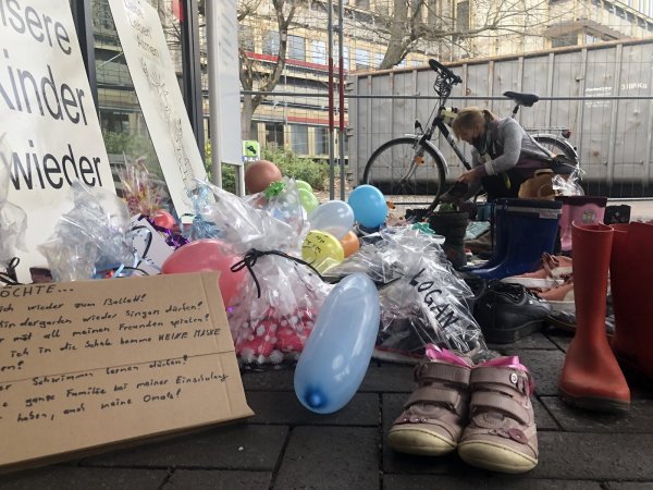 Dutzende Schuhpaare haben Eltern vor dem Kreishaus aufgestellt – Mitarbeiter des Kreises haben sie gestern beiseite geräumt. - © Martin Hostert