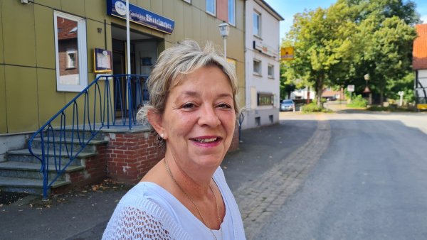 Fest im Dorf verwurzelt ist Vassiliki Ziguri heute. "Die Donoper haben immer zu mir gehalten", sagt sie im Rückblick auf die vergangenen 30 Jahre. - © Marianne Schwarzer