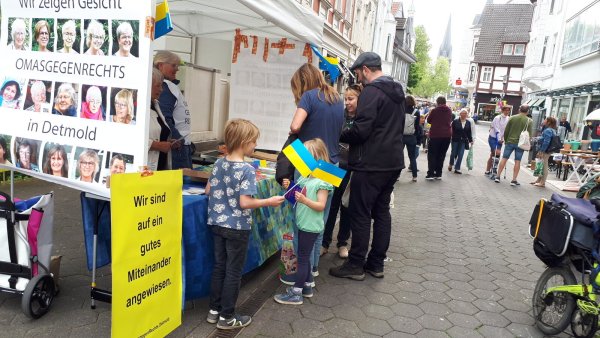 Sie stehen für eine tolerante Gesellschaft ein. Hier eine der Aktionen in der Detmolder Innenstadt. - © Brigitte van Ahee