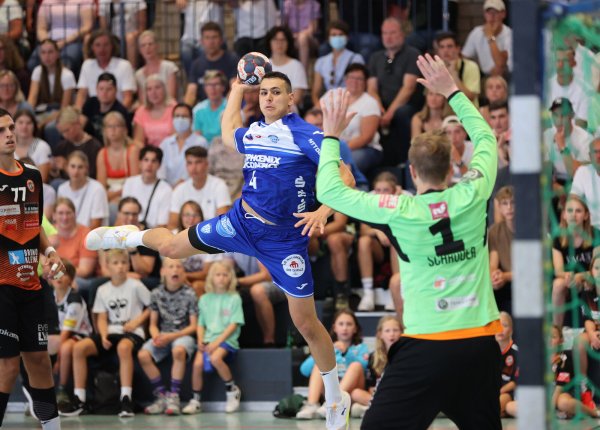 Samuel Zehnder zieht beim Testspiel in Harsewinkel zum Tor. - © paul cohen