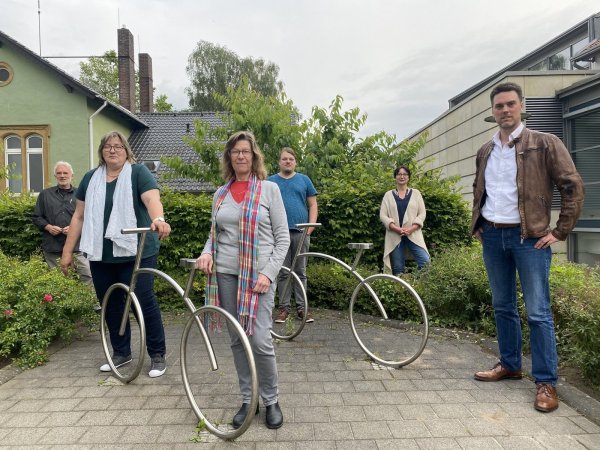 Bewerben sich um ein Ratsmandat: Jürgen Georgi, Iris Schön, Annette Vollmann, Florian Schön und Ute Knäble-Weberling beim Fototermin mit dem Landratskandidaten Robin Wagener (von links). - © Bündnis 90/Die Grünen
