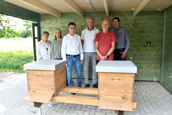 Kaum Berührungsängste vor den Bienen haben Inge Hoffmann, stellvertretende Vorsitzende des Heimatvereins (v. l.), Susanne Weißhaupt, Regionalmanagerin der 3-L-Leader-Projekte in Lippe, Bürgermeister Martin Hoffmann, Bernd Hoffmann vom Heimatverein, Imker Guido Letmathe und Michael Kriszan, Abteilungsleiter der Stabsstelle Klimaschutz und Mobilität in der Gemeindeverwaltung. - © Gunter Held