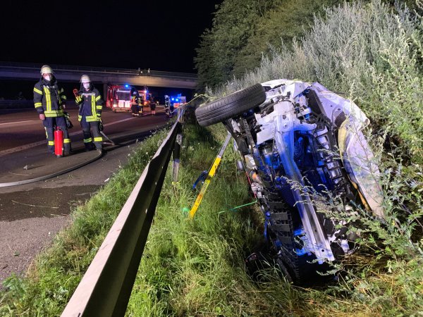 Die Einsatzkräfte der Freiwilligen Feuerwehr Bad Salzuflen sichern den verunfallten Toyota Aygo, der hinter der Leitplanke auf der Autobahn2 liegt. Der Wagen ist nur noch Schrott. Foto: Daniel Hobein / Feuerwehr Bad Salzuflen - © Feuerwehr Bad Salzuflen