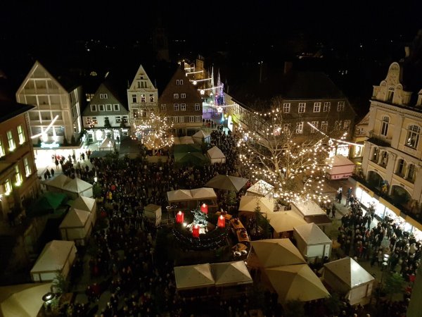 Im Jahr 2018 haben etwa 500 Besucher dem weihnachtlichen Turmblasen des Posaunenchors CVJM Detmold Heiligenkirchen zugehört. - © Posaunenchor CVJM Detmold Heiligenkirchen
