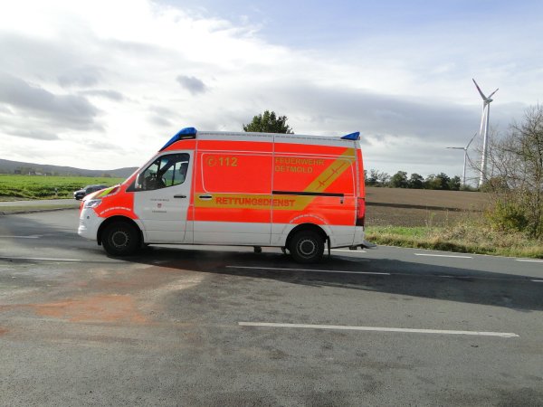 Ein Rettungswagen steht noch an der gerade geräumten Unfallstelle am Ellernkrug. Auf dem Asphalt der B239 sind noch Abstreu-Spuren zu sehen. - © Hajo Gärtner