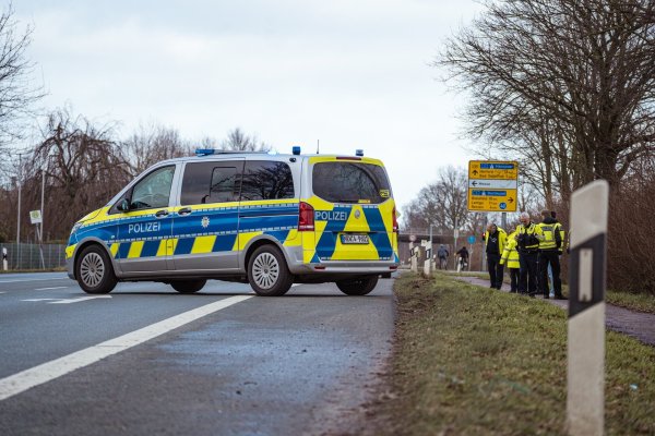 Die Polizei sichert nach dem Unfall in der Nacht zum 23. Januar auf der B 239 in Höhe Messezentrum Spuren am Tatort. Eine damals 17-Jährige wurde hier bei einem Unfall schwer verletzt und bewusstlos liegen gelassen. - © Freitag-TV